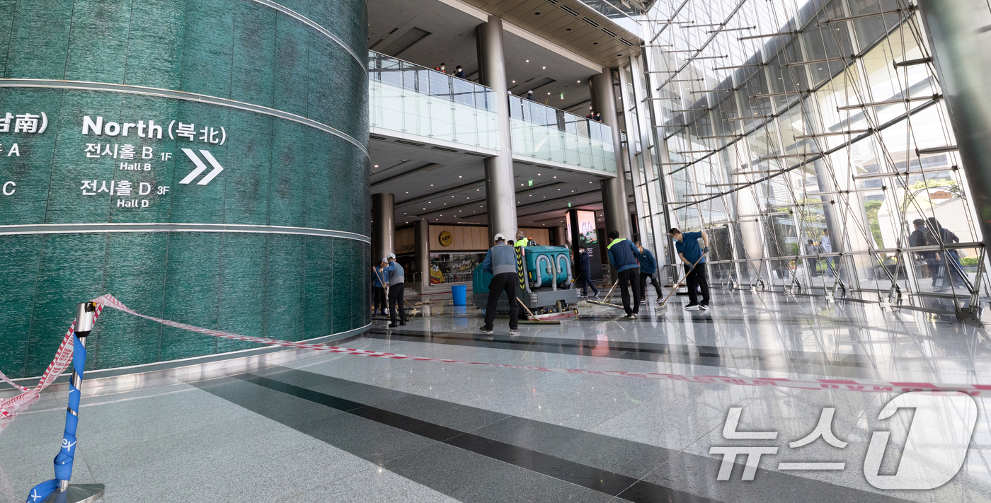 (서울=뉴스1) 이승배 기자 = 25일 서울 강남구 코엑스 내 입점한 식당에서 화재가 발생해 관계자들이 바닥 청소를 하고 있다.이날 오전 11시 7분쯤 코엑스 2층 식당 주방 후드 …