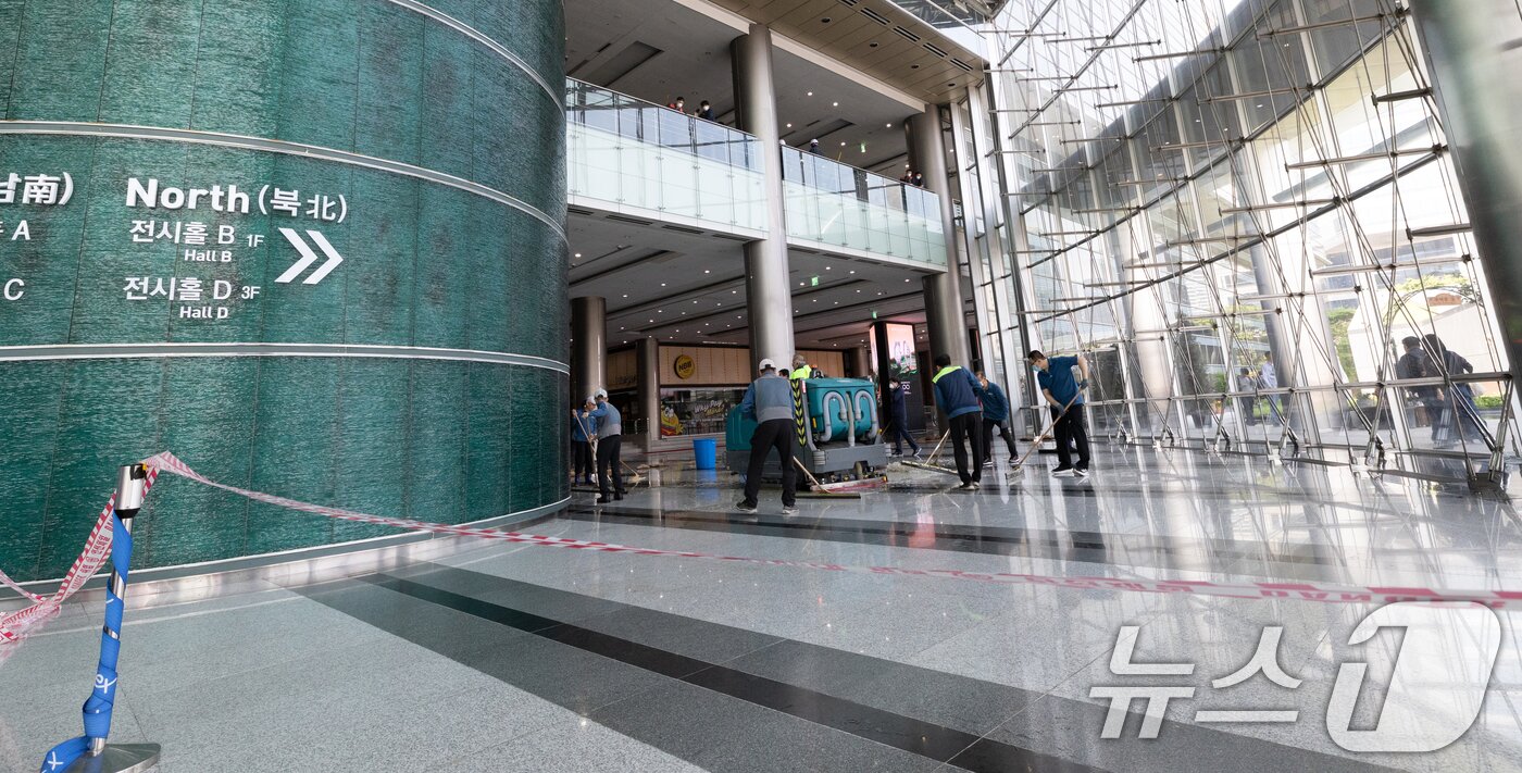 본문 이미지 - 25일 서울 강남구 코엑스 내 입점한 식당에서 화재가 발생해 관계자들이 바닥 청소를 하고 있다. 이날 오전 11시 7분쯤 코엑스 2층 식당 주방 후드에서 시작된 불은 신고 30분 만인 오후 11시 42분 초진 됐다. 2025.4.25/뉴스1 ⓒ News1 이승배 기자