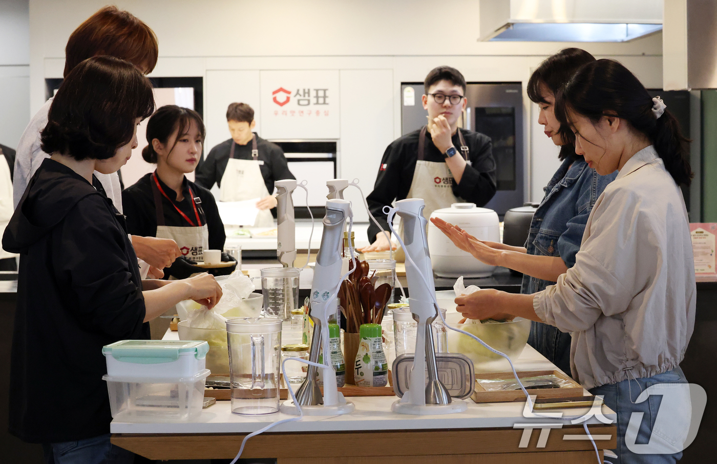 (서울=뉴스1) 오대일 기자 = 25일 서울 중구 샘표 본사 '우리맛공간'에서 열린 '새미네부엌X쿠첸 집밥 팝업' 행사에서 참가자들이 집밥 만들기 체험 행사에 참여하고 있다.이번 …