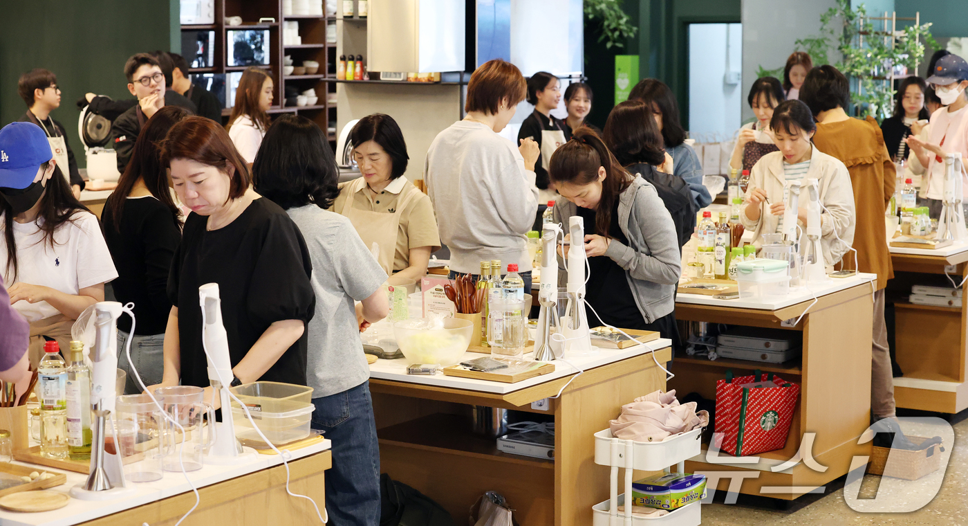 (서울=뉴스1) 오대일 기자 = 25일 서울 중구 샘표 본사 '우리맛공간'에서 열린 '새미네부엌X쿠첸 집밥 팝업' 행사에서 참가자들이 집밥 만들기 체험 행사에 참여하고 있다.이번 …