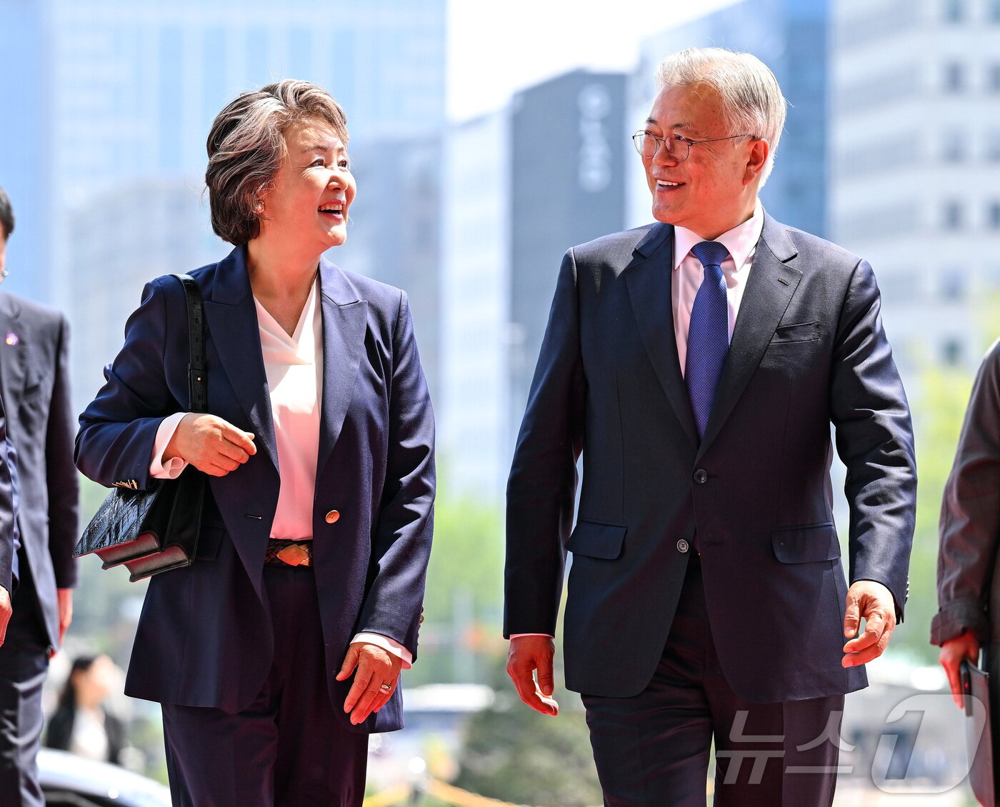 본문 이미지 - 문재인 전 대통령과 김정숙 여사가 25일 국회에서 우원식 국회의장과 면담을 위해 들어서고 있다. 이날 문 전 대통령은 판문점선언 7주년 기념식 참석을 위해 퇴임 후 처음으로 국회를 방문했다. 2025.4.25/뉴스1 ⓒ News1 국회사진취재단