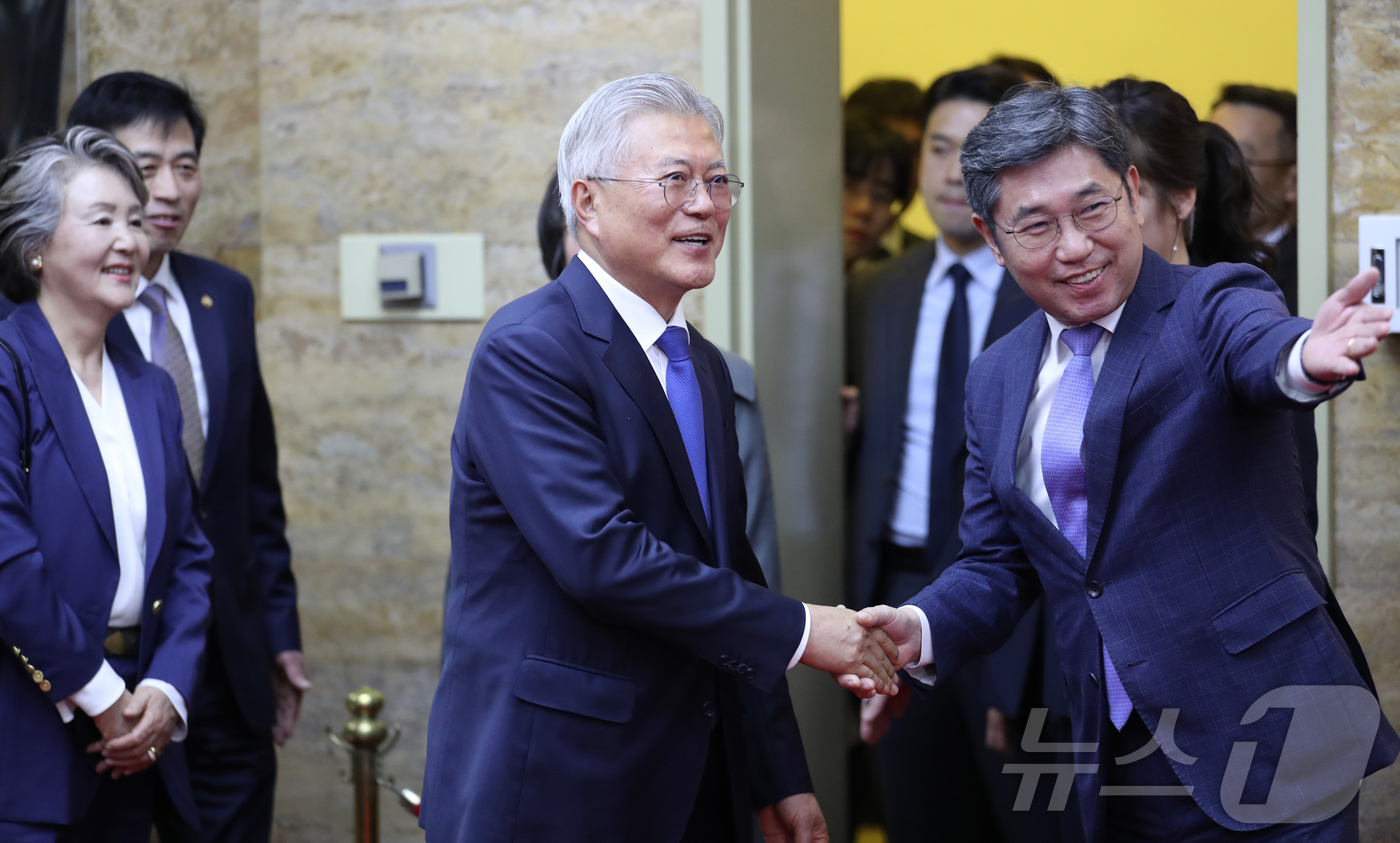 (서울=뉴스1) 국회사진취재단 = 문재인 전 대통령이 25일 서울 여의도 국회 의장접견실 앞에서 우원식 국회의장 면담에 앞서 조오섭 신임 국회의장비서실장과 인사를 나누고 있다.맨왼 …