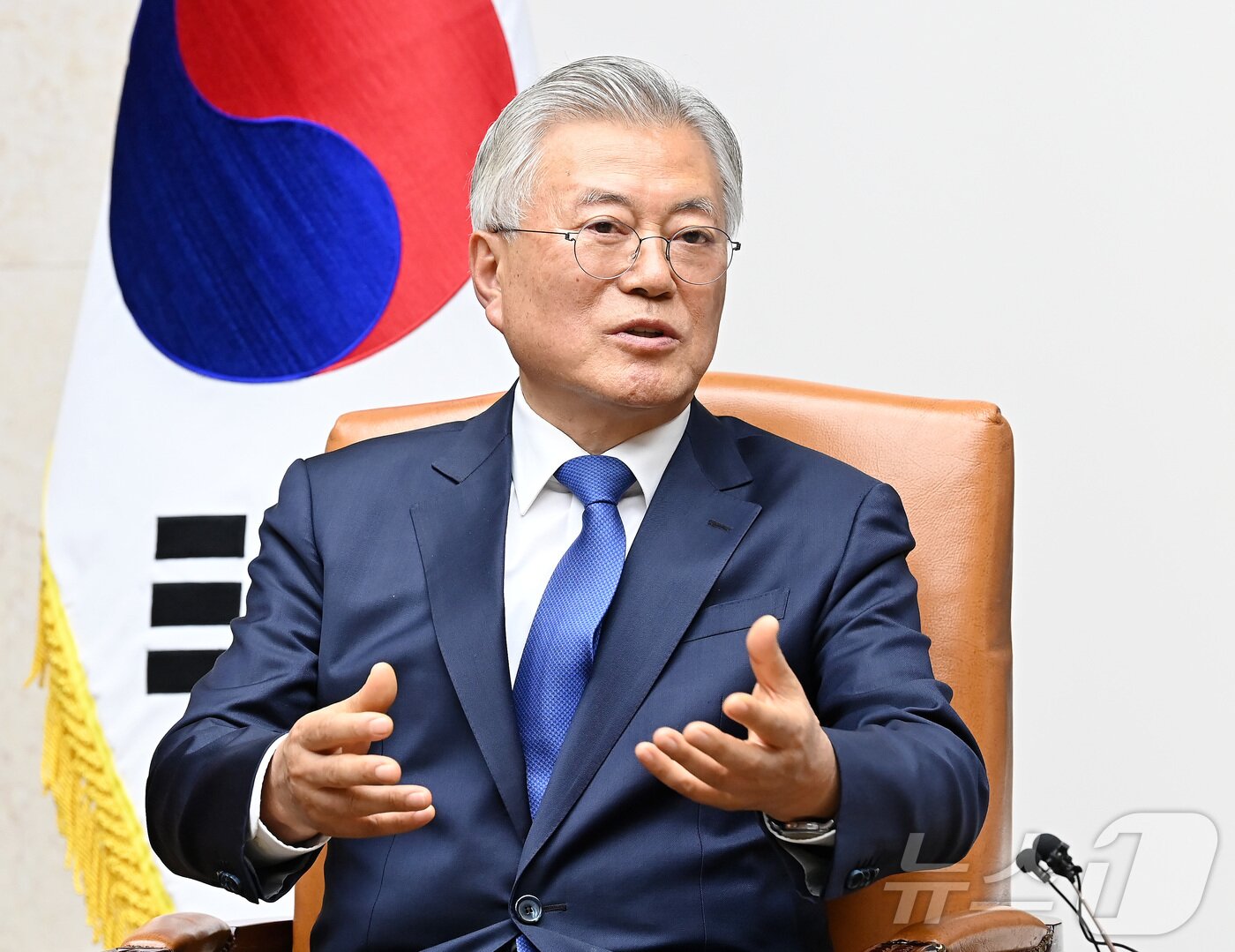 본문 이미지 - 4·27 판문점선언 7주년 기념식 참석차 국회를 방문한 문재인 전 대통령이 25일 오후 서울 여의도 국회에서 우원식 국회의장과 면담을 하고 있다. 2025.4.25/뉴스1 ⓒ News1 국회사진취재단