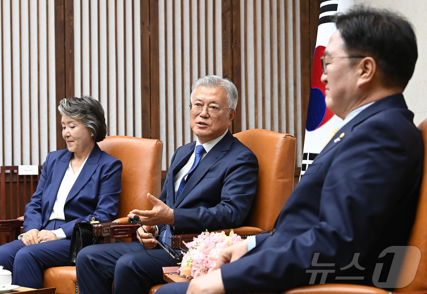 (서울=뉴스1) 국회사진취재단 = 4·27 판문점선언 7주년 기념식 참석차 국회를 방문한 문재인 전 대통령이 25일 오후 서울 여의도 국회에서 우원식 국회의장과 면담을 하고 있다. …