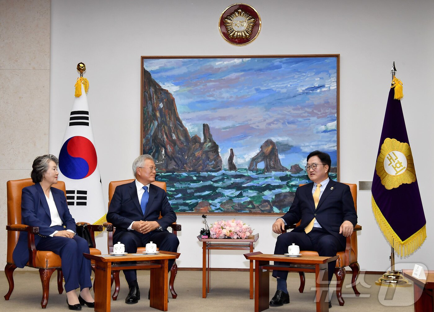 본문 이미지 - 4·27 판문점선언 7주년 기념식 참석차 국회를 방문한 문재인 전 대통령이 25일 오후 서울 여의도 국회에서 우원식 국회의장과 면담을 하고 있다. 2025.4.25/뉴스1 ⓒ News1 국회사진취재단