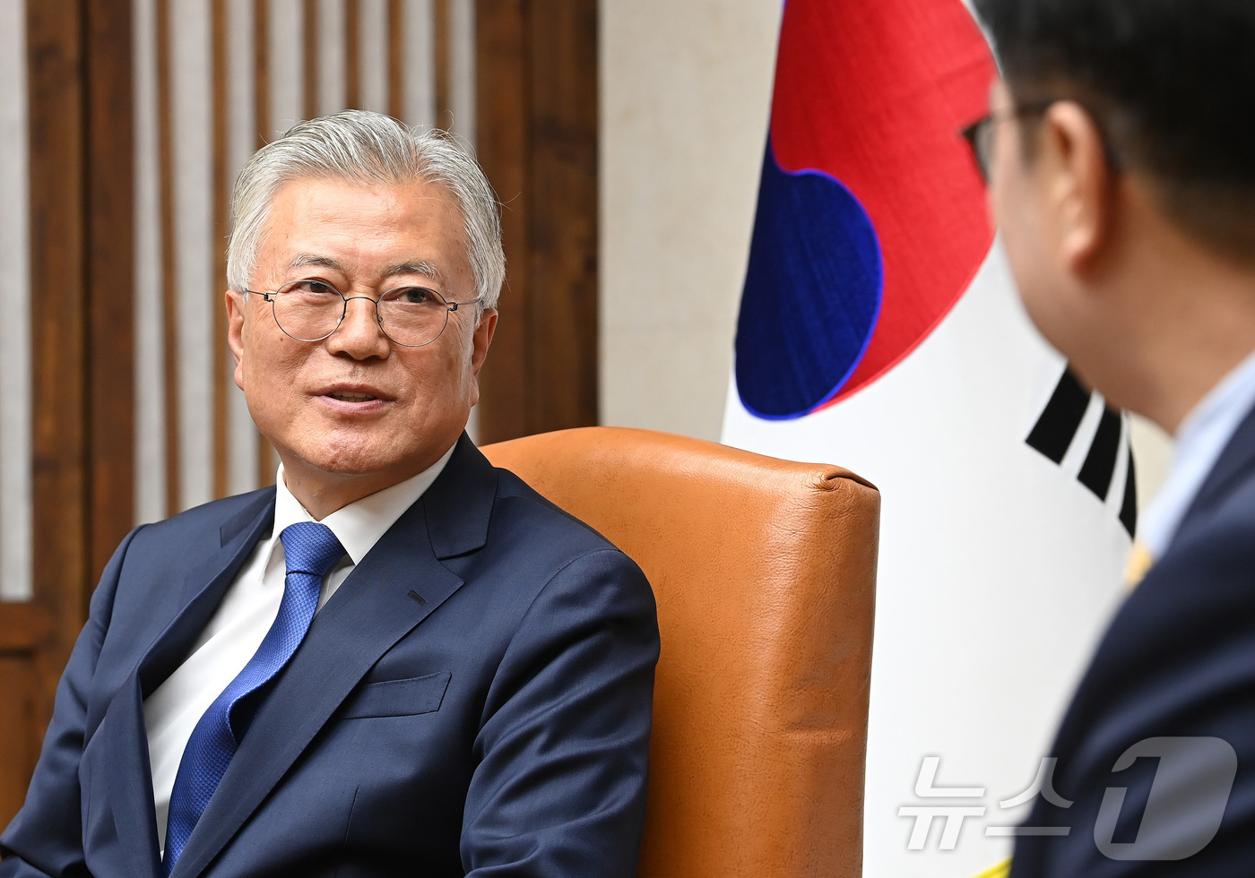 (서울=뉴스1) 국회사진취재단 = 4·27 판문점선언 7주년 기념식 참석차 국회를 방문한 문재인 전 대통령이 25일 오후 서울 여의도 국회에서 우원식 국회의장과 면담을 하고 있다. …