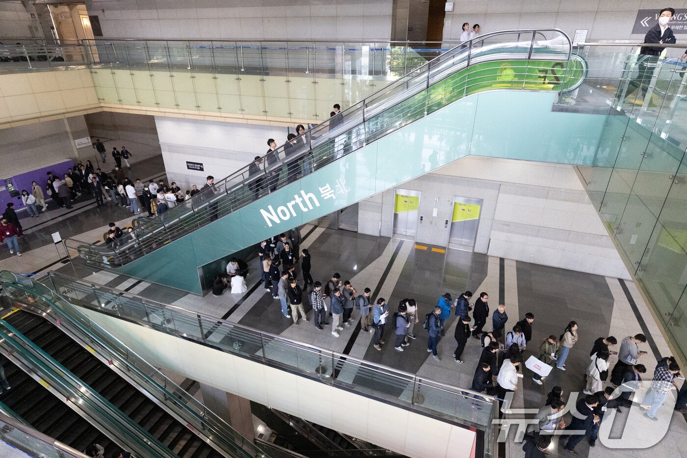 본문 이미지 - 25일 서울 강남구 코엑스 내 입점한 식당에서 화재가 발생해 밖으로 대피했던 관람객들이 전시관 재입장을 위해 줄 서 있다. 이날 오전 11시 7분쯤 코엑스 2층 식당 주방 후드에서 시작된 불은 신고 30분 만인 오후 11시 42분 초진 됐다. 2025.4.25/뉴스1 ⓒ News1 이승배 기자