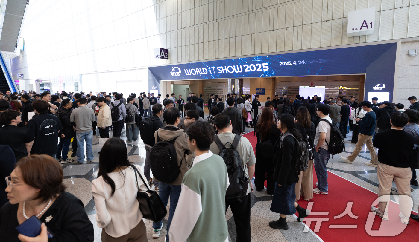 (서울=뉴스1) 이승배 기자 = 25일 서울 강남구 코엑스 내 입점한 식당에서 화재가 발생해 밖으로 대피했던 관람객들이 전시관 재입장을 위해 대기하고 있다.이날 오전 11시 7분쯤 …