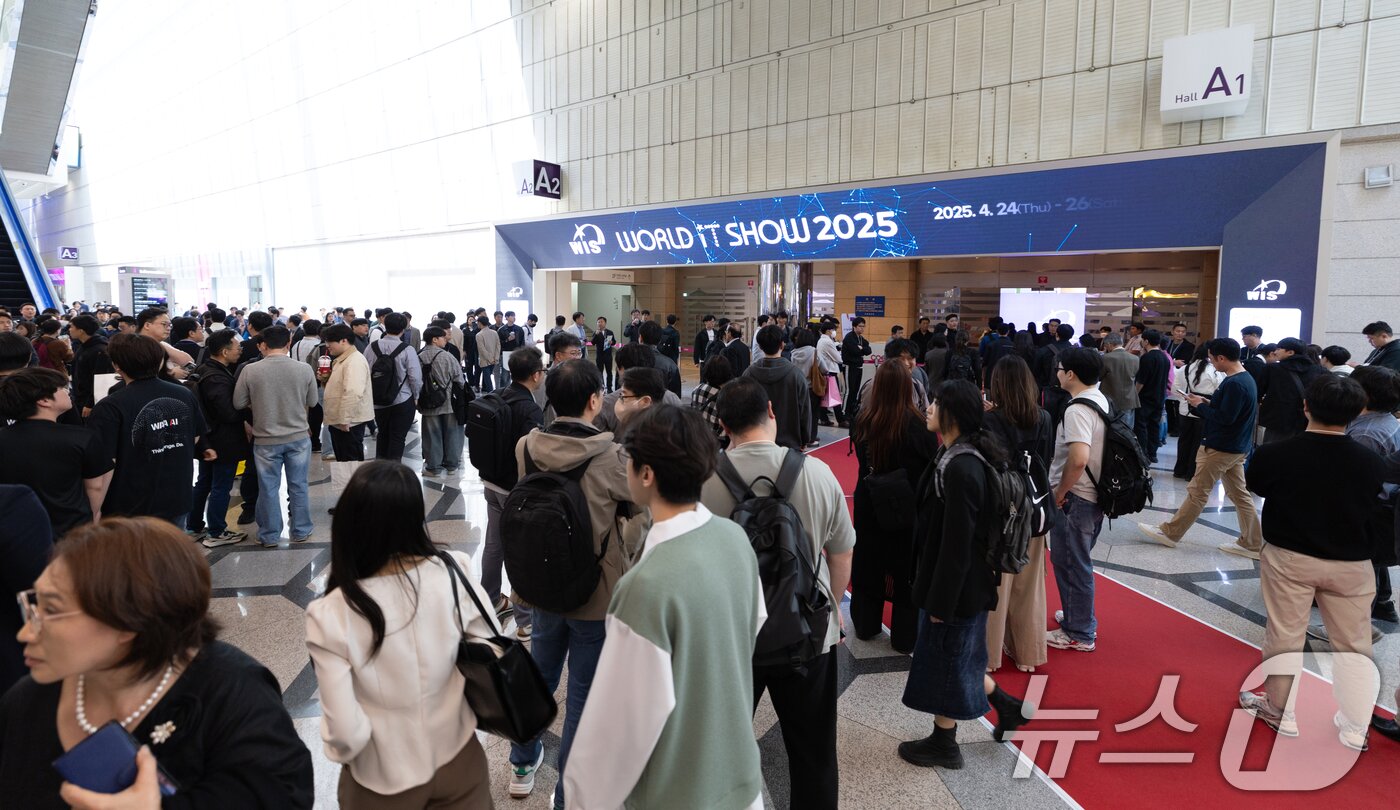 본문 이미지 - 25일 서울 강남구 코엑스 내 입점한 식당에서 화재가 발생해 밖으로 대피했던 관람객들이 전시관 재입장을 위해 대기하고 있다. 이날 오전 11시 7분쯤 코엑스 2층 식당 주방 후드에서 시작된 불은 신고 30분 만인 오후 11시 42분 초진 됐다. 2025.4.25/뉴스1 ⓒ News1 이승배 기자