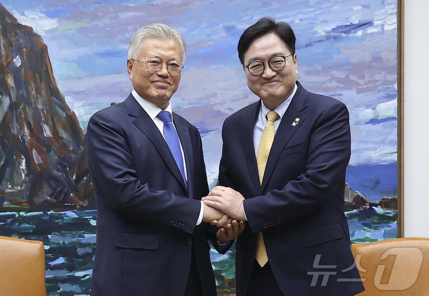 본문 이미지 - 우원식 국회의장이 25일 오후 서울 여의도 국회 의장실에서 4·27 판문점선언 7주년 기념식 참석차 국회를 방문한 문재인 전 대통령과 기념촬영을 하고 있다. 2025.4.25/뉴스1 ⓒ News1 국회사진취재단