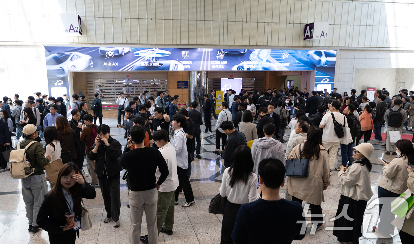 (서울=뉴스1) 이승배 기자 = 25일 서울 강남구 코엑스 내 입점한 식당에서 화재가 발생해 밖으로 대피했던 관람객들이 전시관 재입장을 위해 대기하고 있다.이날 오전 11시 7분쯤 …