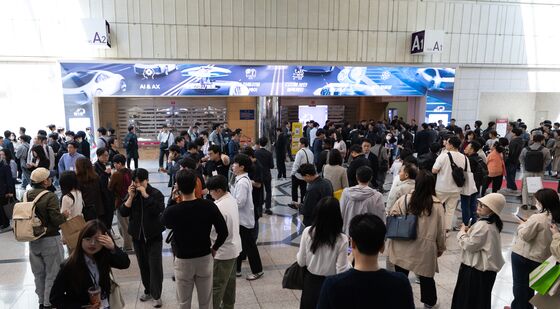 코엑스 화재로 대피했던 관람객들 '재입장 위해 대기'