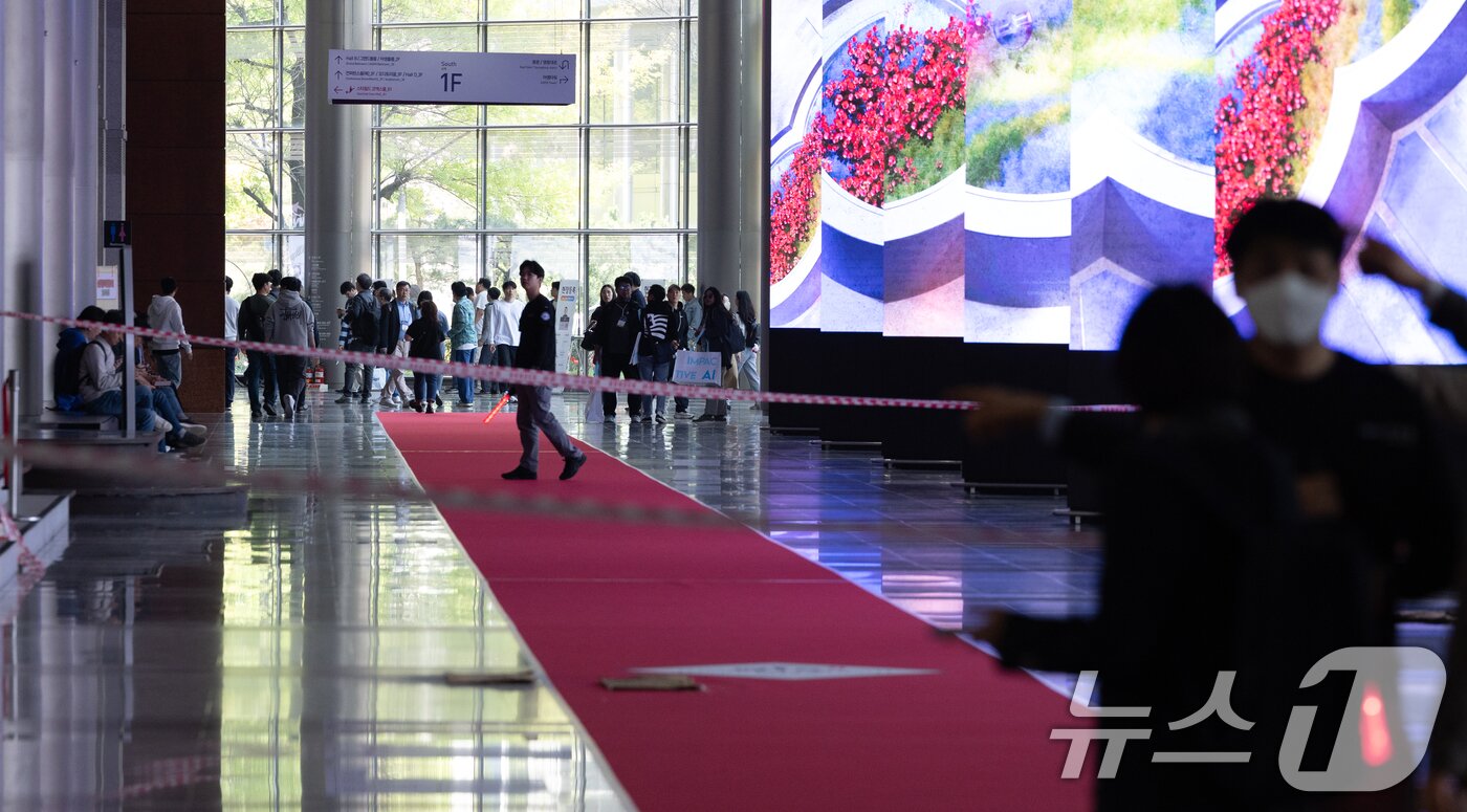 본문 이미지 - 25일 서울 강남구 코엑스 내 입점한 식당에서 화재가 발생해 통로가 통제되고 있다. 이날 오전 11시 7분쯤 코엑스 2층 식당 주방 후드에서 시작된 불은 신고 30분 만인 오후 11시 42분 초진 됐다. 2025.4.25/뉴스1 ⓒ News1 이승배 기자