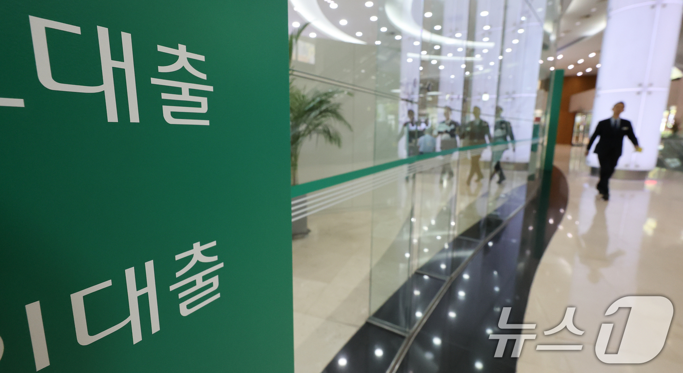 (서울=뉴스1) 허경 기자 = 국내은행의 대출 연체율이 올해 들어 계속 증가하고 있다. 지난 1월 한 달 만에 상승 전환한 데 이어 2월에도 올랐다. 2월 대출 연체율은 6년 3개 …