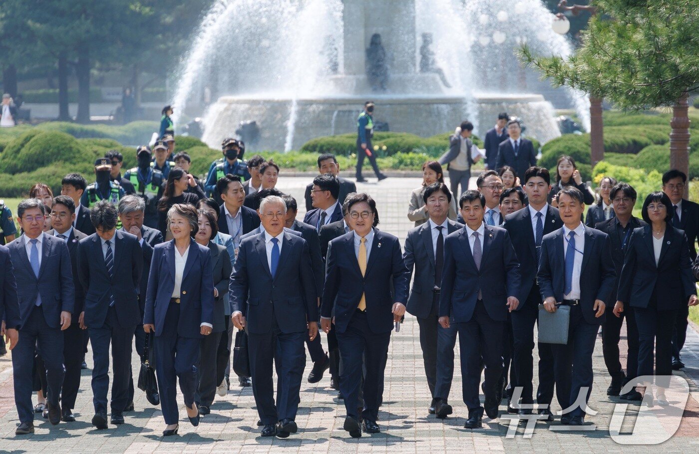 본문 이미지 - 문재인 전 대통령과 김정숙 여사, 우원식 국회의장이 25일 오후 서울 여의도 국회에서 4·27 판문점선언 7주년 기념식에 참석하기 위해 도서관으로 향하고 있다. &#40;공동취재&#41; 2025.4.25/뉴스1 ⓒ News1 안은나 기자