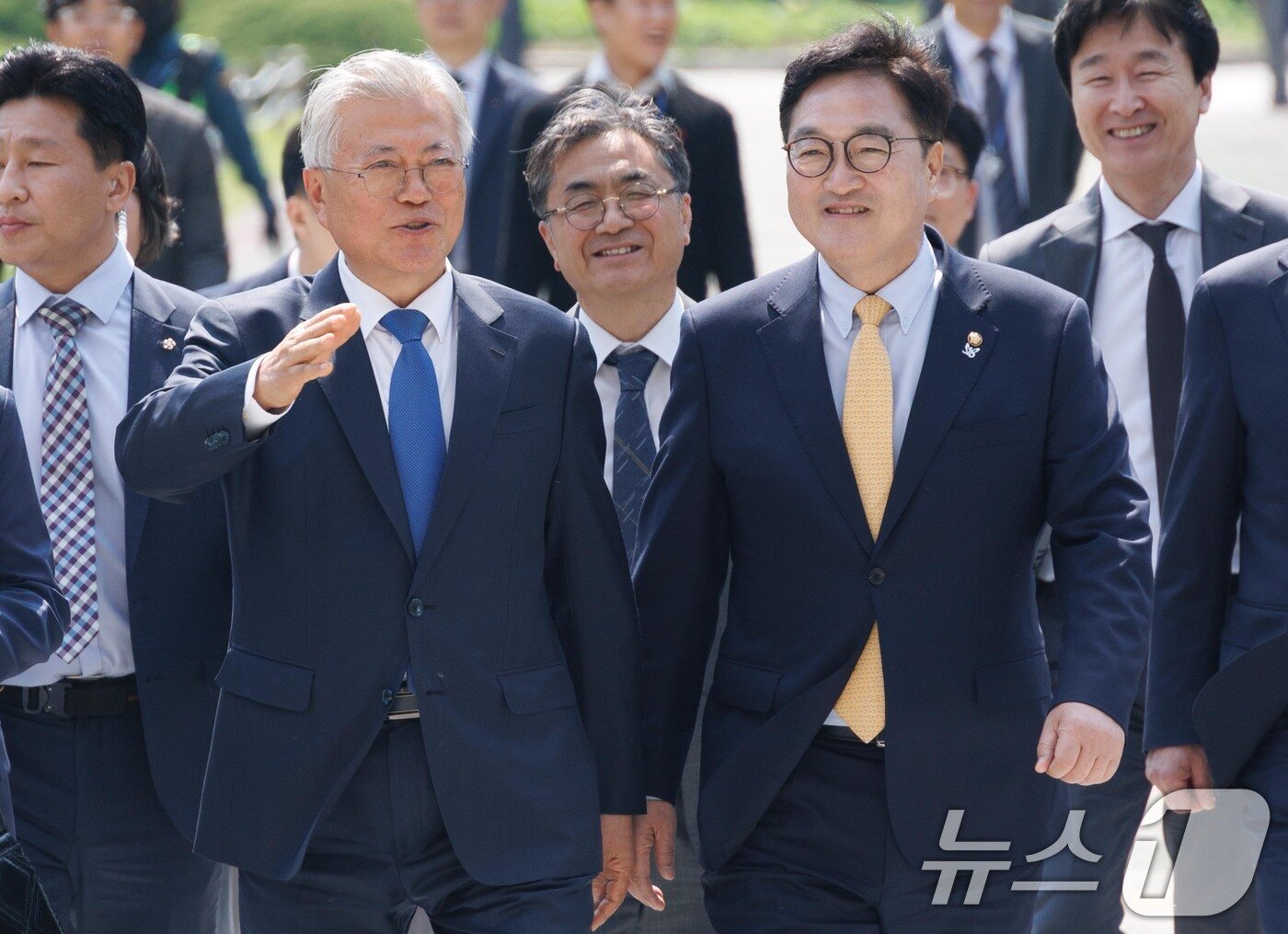 본문 이미지 - 문재인 전 대통령과 우원식 국회의장이 25일 오후 서울 여의도 국회에서 4·27 판문점선언 7주년 기념식에 참석하기 위해 도서관으로 향하고 있다. &#40;공동취재&#41; 2025.4.25/뉴스1 ⓒ News1 안은나 기자