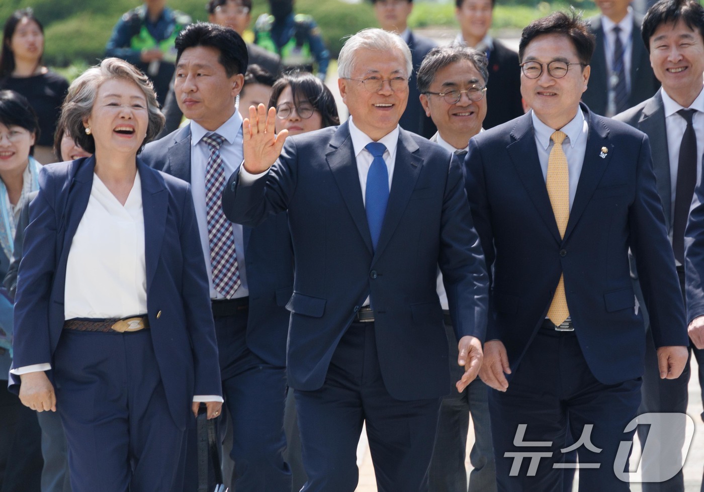 (서울=뉴스1) 안은나 기자 = 문재인 전 대통령과 김정숙 여사, 우원식 국회의장이 25일 오후 서울 여의도 국회에서 4·27 판문점선언 7주년 기념식에 참석하기 위해 도서관으로 …