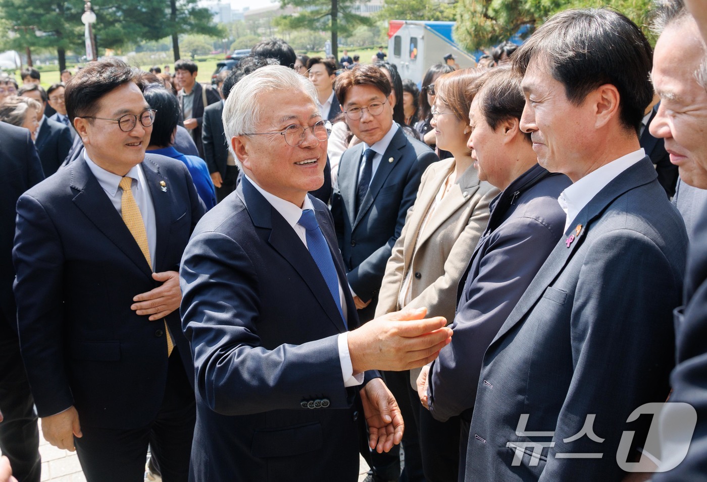 (서울=뉴스1) 안은나 기자 = 문재인 전 대통령이 25일 오후 서울 여의도 국회도서관에서 열린 4·27 판문점선언 7주년 기념식에 참석하며 한창민 사회민주당 대표 등 의원들과 인 …