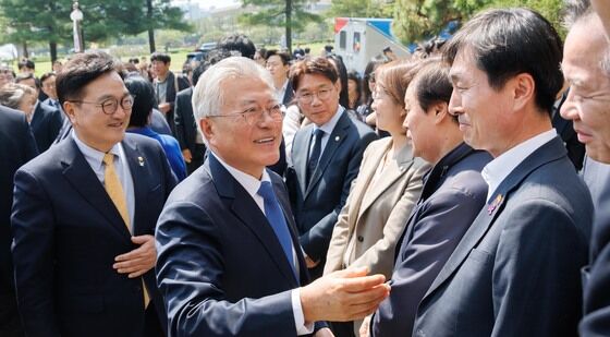 의원들과 인사 나누는 문재인 전 대통령