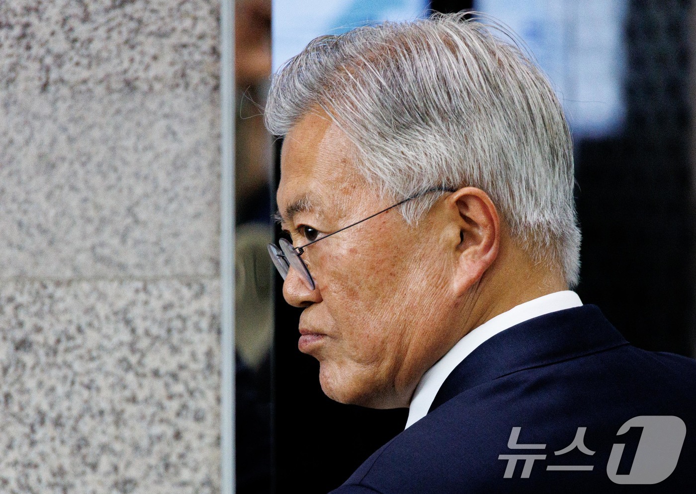 (서울=뉴스1) 안은나 기자 = 문재인 전 대통령이 25일 오후 서울 여의도 국회도서관에서 열린 4·27 판문점선언 7주년 기념식에 입장하고 있다. (공동취재) 2025.4.25/ …