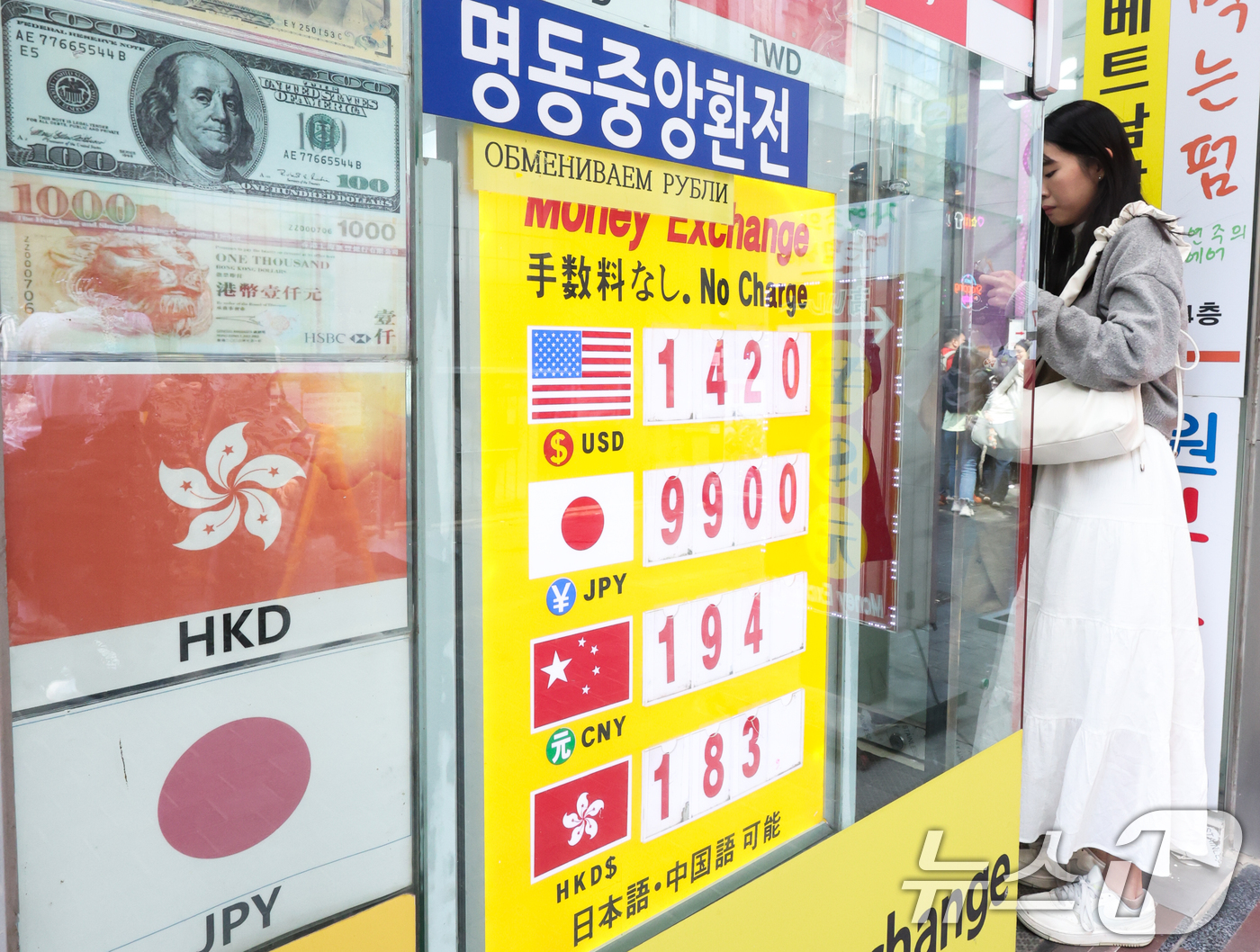 (서울=뉴스1) 허경 기자 = 25일 서울 명동거리의 한 환전소에 원달러 환율 등 시세가 안내되고 있다.정부는 24일(현지 시각) 한미 2+2 장관급 통상 협의에서 한국에 대한 상 …