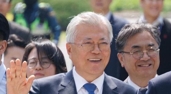 손인사하는 문재인 전 대통령
