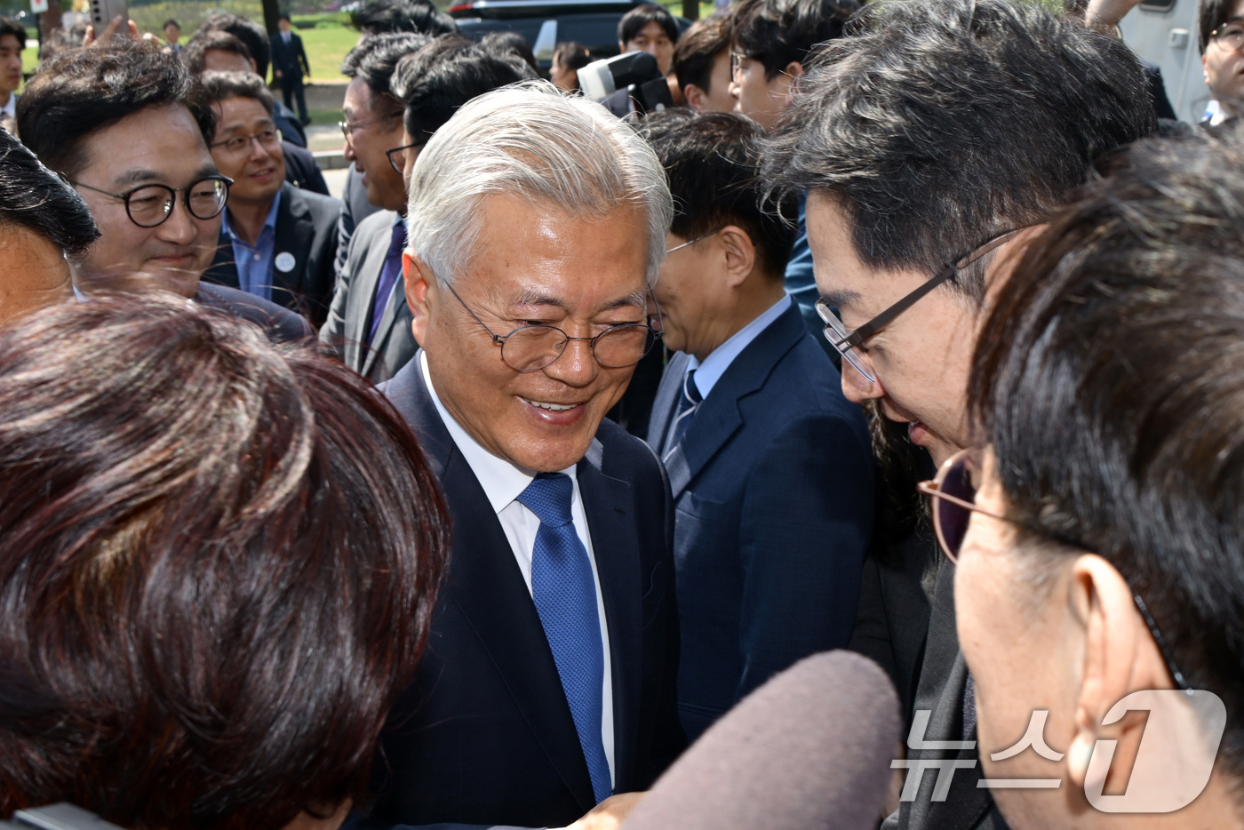 (서울=뉴스1) 안은나 기자 = 문재인 전 대통령이 25일 서울 여의도 국회 도서관에서 열린 4·27 남북 판문점선언 7주년 기념식에 참석하며 김경수 더불어민주당 대선 경선 후보와 …