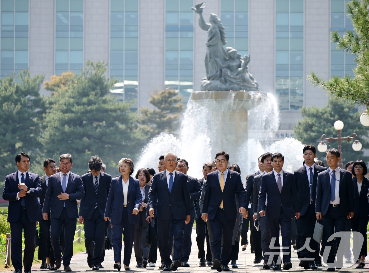 (서울=뉴스1) 안은나 기자 = 문재인 전 대통령과 김정숙 여사, 우원식 국회의장이 25일 오후 서울 여의도 국회에서 4·27 판문점선언 7주년 기념식에 참석하기 위해 도서관으로 …