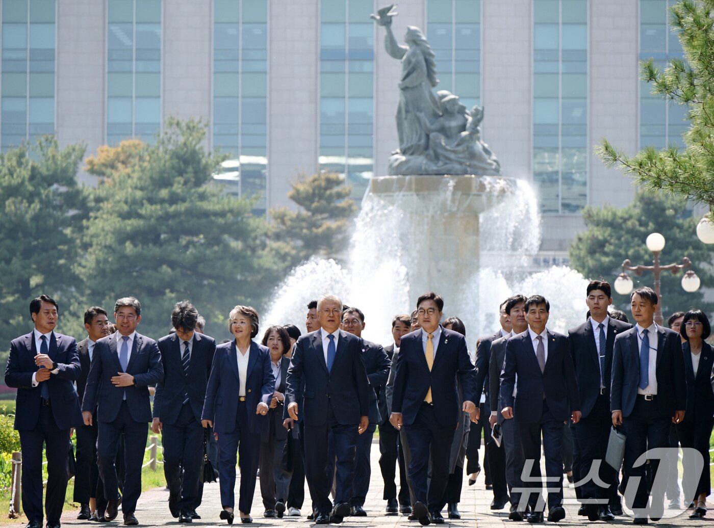 본문 이미지 - 문재인 전 대통령과 김정숙 여사, 우원식 국회의장이 25일 오후 서울 여의도 국회에서 4·27 판문점선언 7주년 기념식에 참석하기 위해 도서관으로 향하고 있다. &#40;공동취재&#41; 2025.4.25/뉴스1 ⓒ News1 안은나 기자