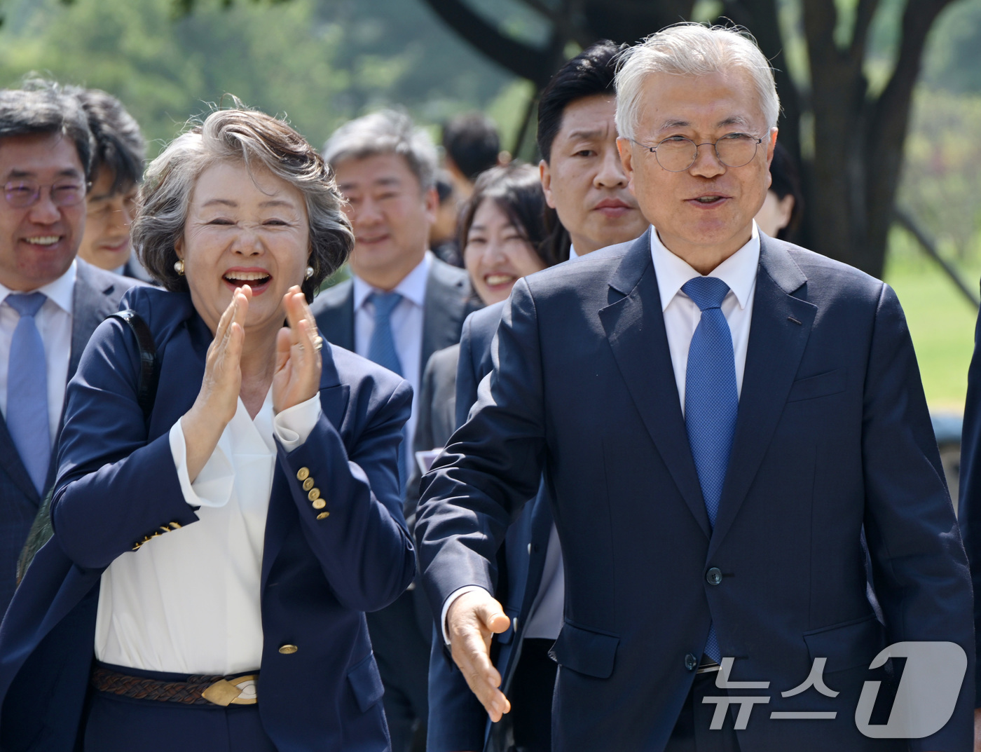 (서울=뉴스1) 안은나 기자 = 문재인 전 대통령과 김정숙 여사가 25일 오후 서울 여의도 국회에서 4·27 판문점선언 7주년 기념식에 참석하기 위해 도서관으로 향하고 있다. (공 …