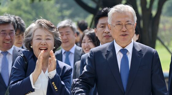 기념식 향하는 문재인 전 대통령·김정숙 여사