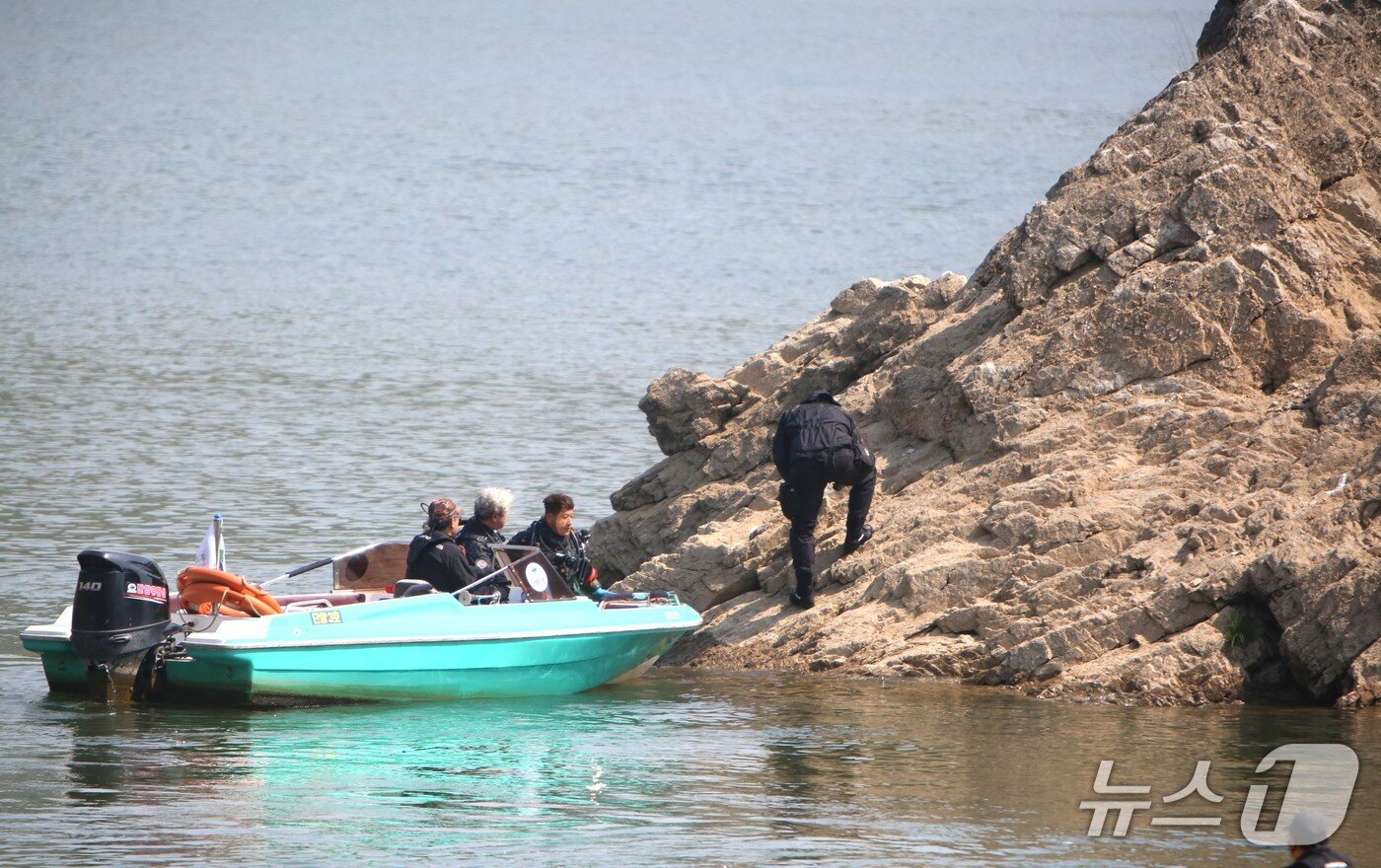 본문 이미지 - 김련 한국동굴연구소 박사가 단양 도담삼봉 외형을 살펴보고 있다.2025.4.25./뉴스1 ⓒ News1 손도언 기자 