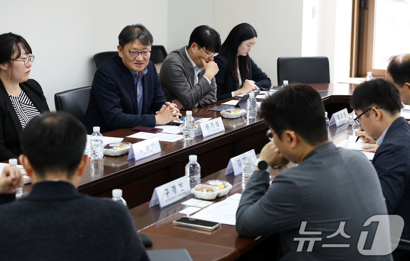 (서울=뉴스1) 오대일 기자 = 권기섭 경제사회노동위원회 위원장이 25일 오후 서울 종로구 경사노위 중회의실에서 열린 '트럼프 행정부의 관세조치와 노동시장 대응 전문가 간담회'에 …