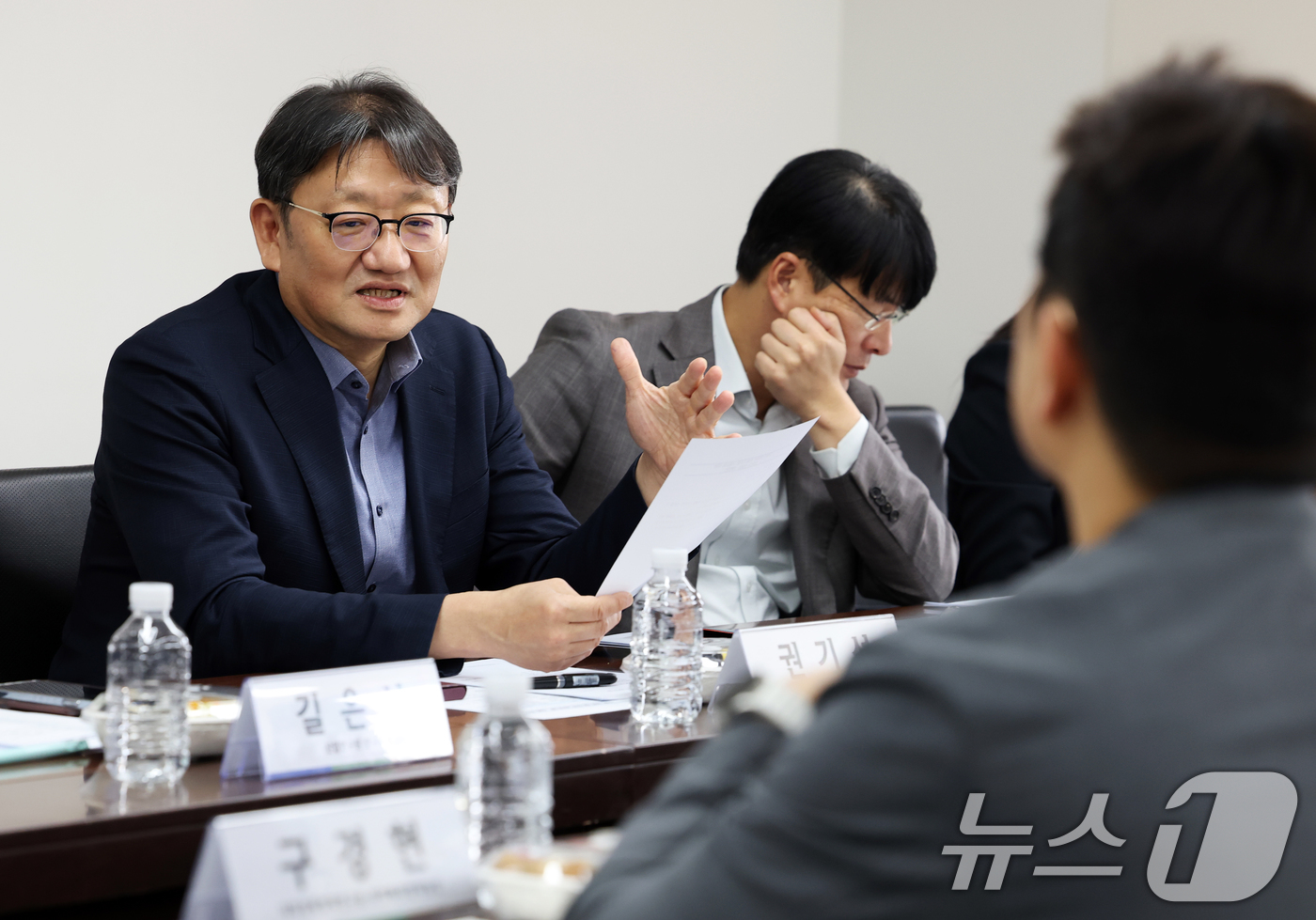(서울=뉴스1) 오대일 기자 = 권기섭 경제사회노동위원회 위원장이 25일 오후 서울 종로구 경사노위 중회의실에서 열린 '트럼프 행정부의 관세조치와 노동시장 대응 전문가 간담회'에 …