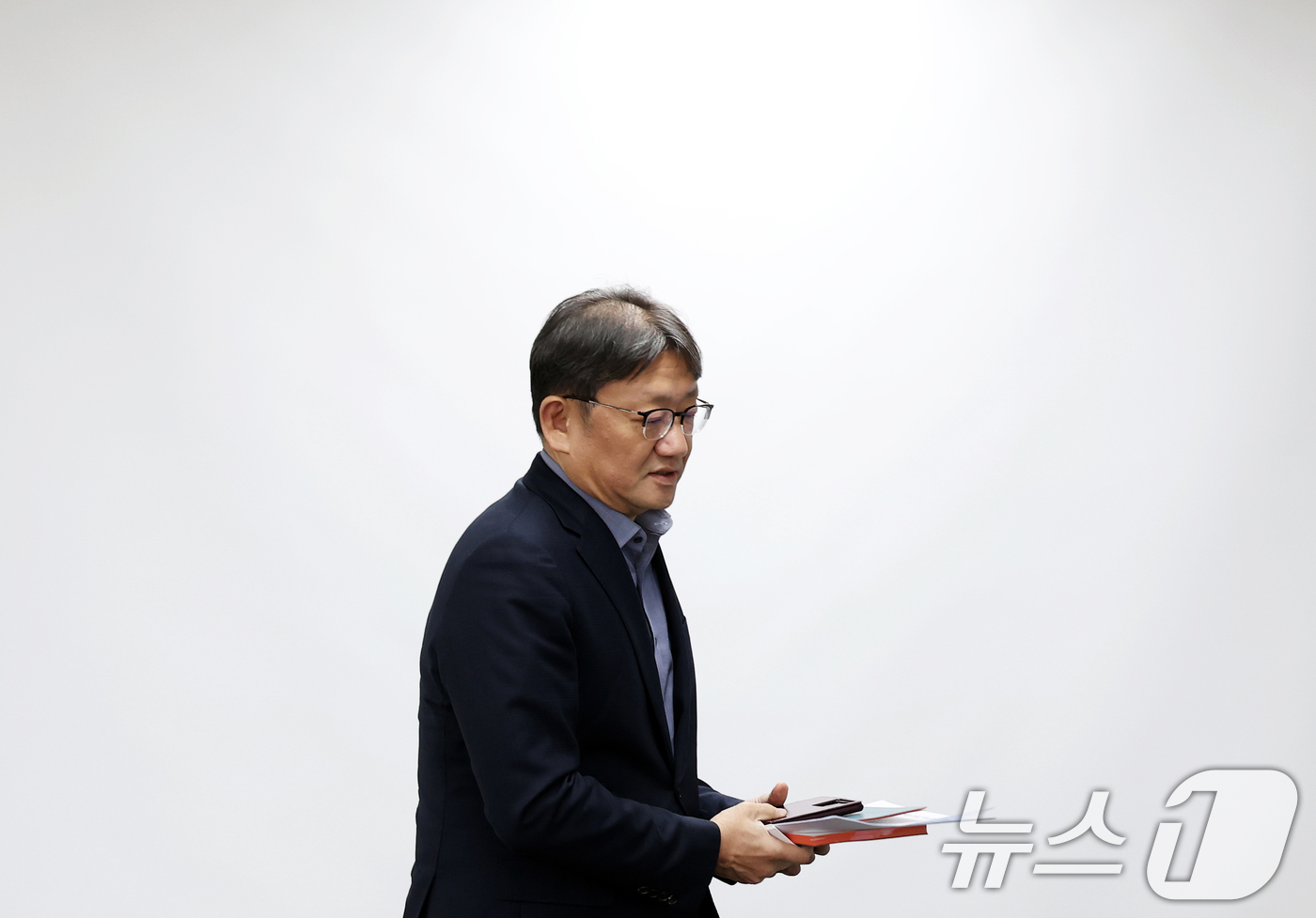 (서울=뉴스1) 오대일 기자 = 권기섭 경제사회노동위원회 위원장이 25일 오후 서울 종로구 경사노위 중회의실에서 열린 '트럼프 행정부의 관세조치와 노동시장 대응 전문가 간담회'에 …