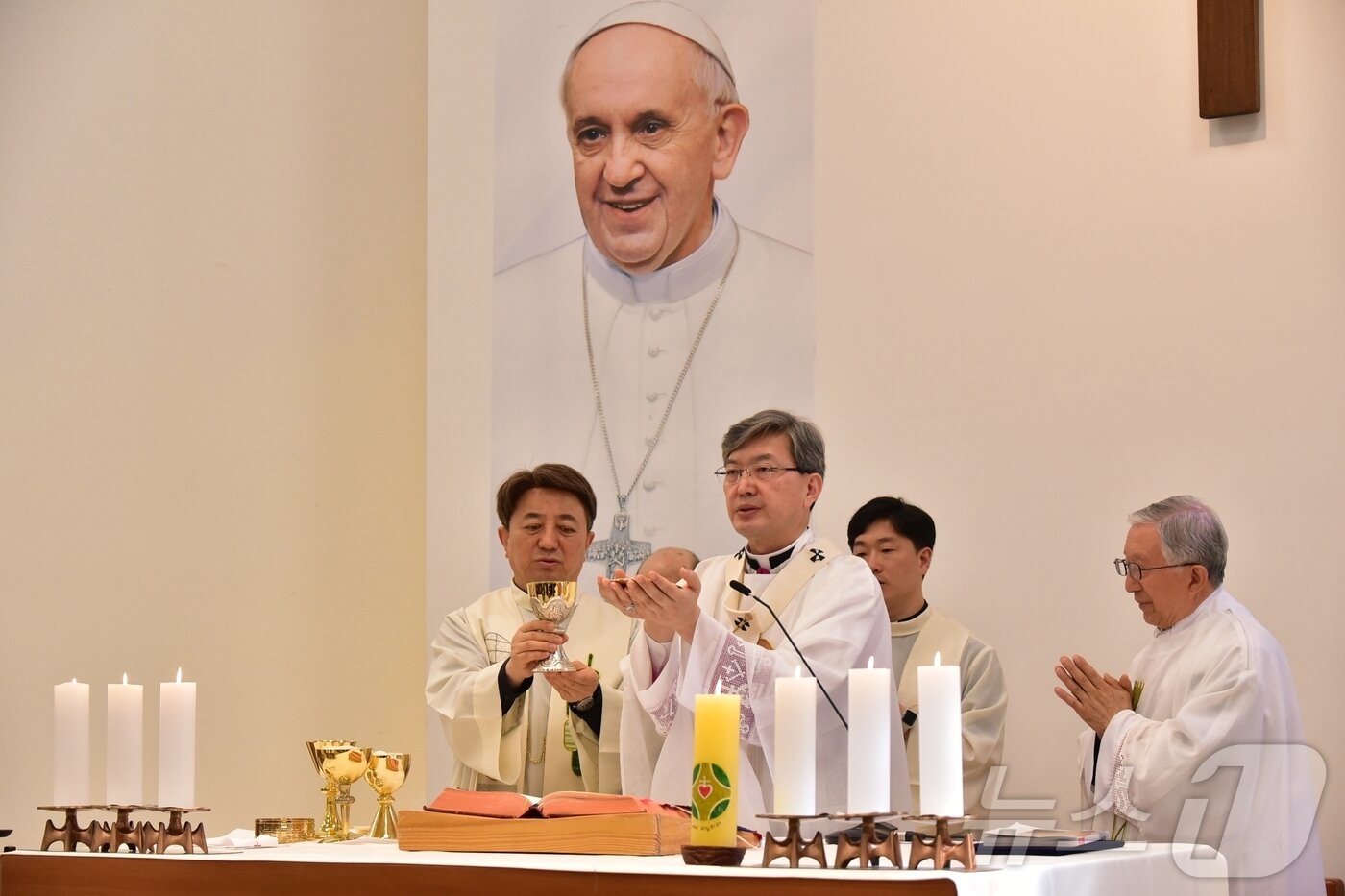 본문 이미지 - 광주대교구 교구장인 옥현진 시몬 대주교가 25일 오전 광주대교구 교구청 성당에서 선종한 프란치스코 교황 추모 미사를 집전하고 있다.(천주교 광주대교구 제공. 재배포 및 DB 금지) 2025.4.25/뉴스1