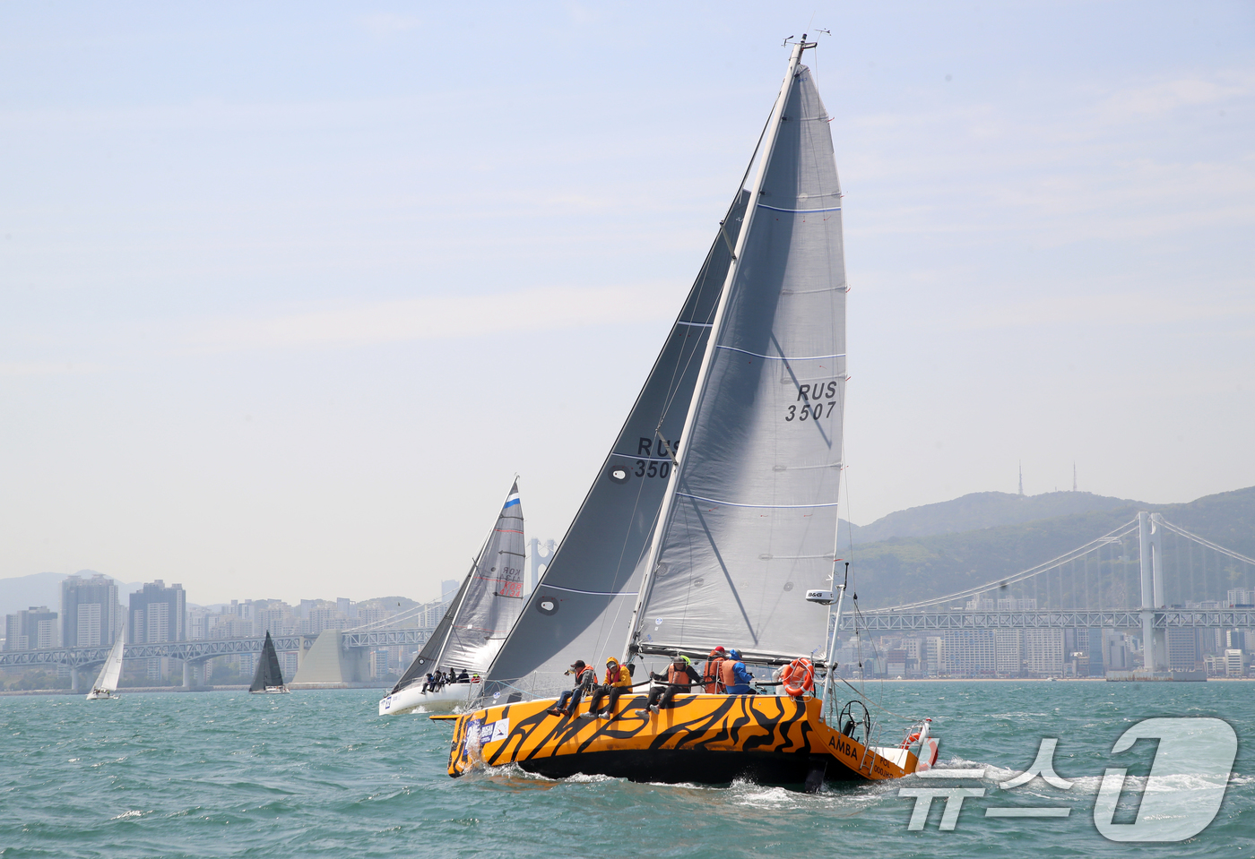 (부산=뉴스1) 윤일지 기자 = 25일 부산 수영만 해상에서 열린 '2025 부산슈퍼컵 국제요트대회'에 참가한 요트들이 물살을 가르며 질주하고 있다.올해 20회째를 맞는 부산 슈퍼 …