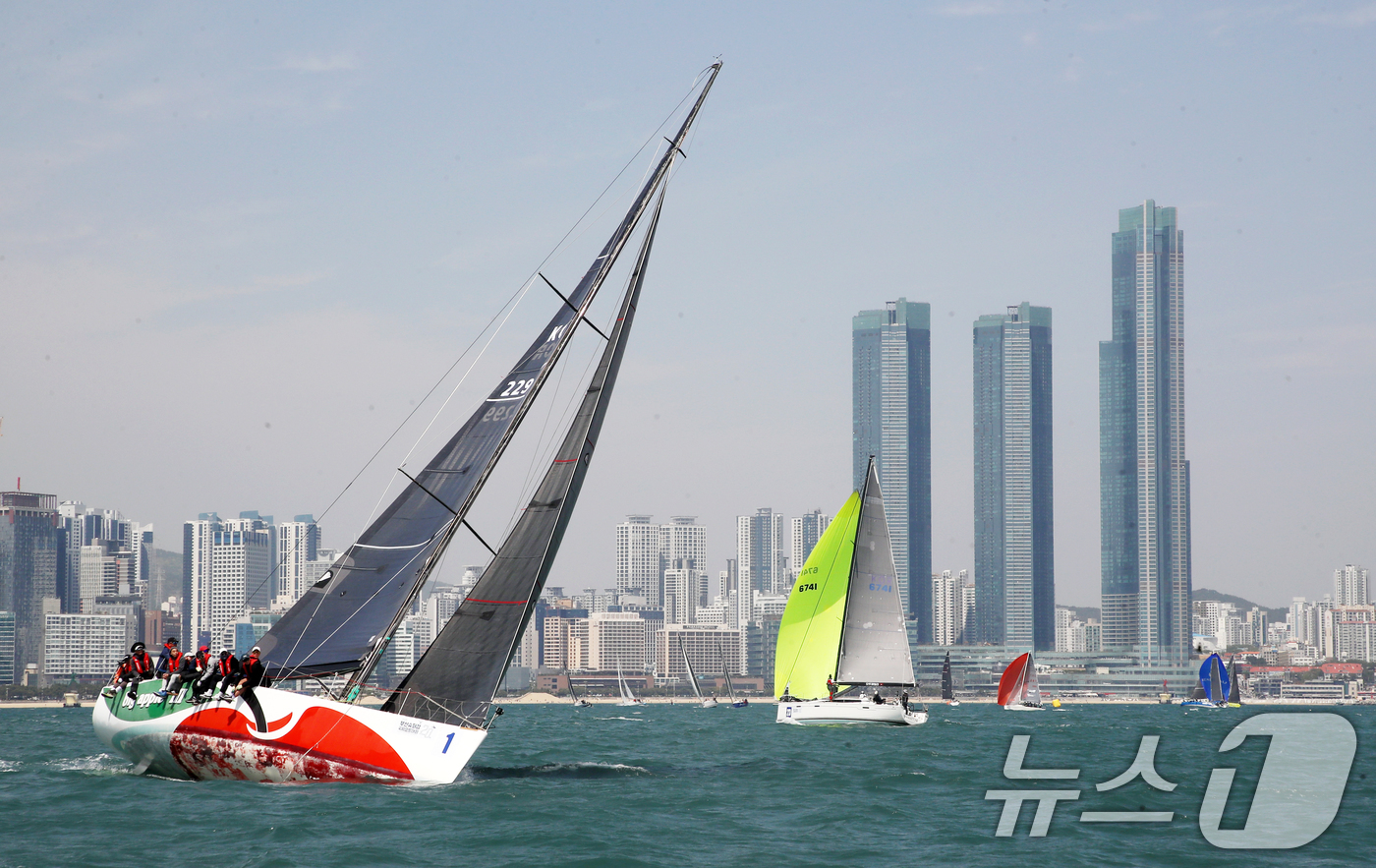 (부산=뉴스1) 윤일지 기자 = 25일 부산 수영만 해상에서 열린 '2025 부산슈퍼컵 국제요트대회'에 참가한 요트들이 물살을 가르며 질주하고 있다.올해 20회째를 맞는 부산 슈퍼 …