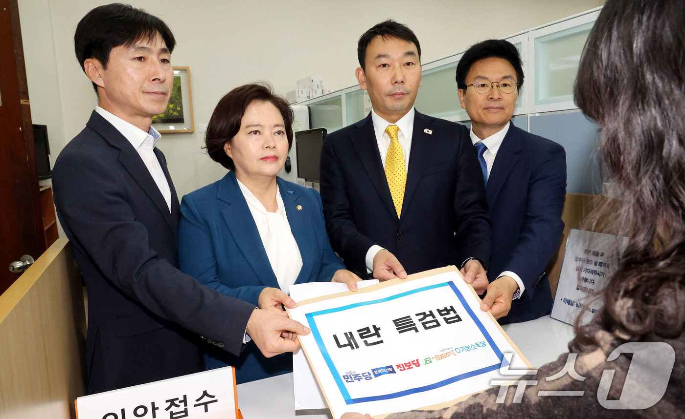 (서울=뉴스1) 이광호 기자 = 김용민 더불어민주당 수석부대표와 야당 의원들이 25일 오후 서울 여의도 국회 의안과에 야5당이 공동 발의한 내란 특검법을 제출하고 있다. 왼쪽부터 …