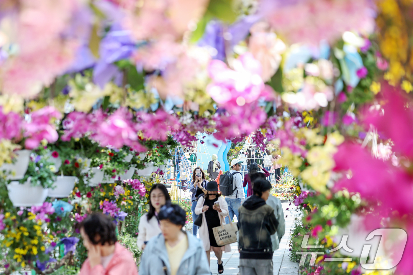 (고양=뉴스1) 민경석 기자 = 25일 오후 경기 고양시 일산동구 일산호수공원에서 열린 '2025 고양 국제꽃박람회'를 찾은 시민들이 봄나들이를 즐기고 있다.다음달 11일까지 열리 …