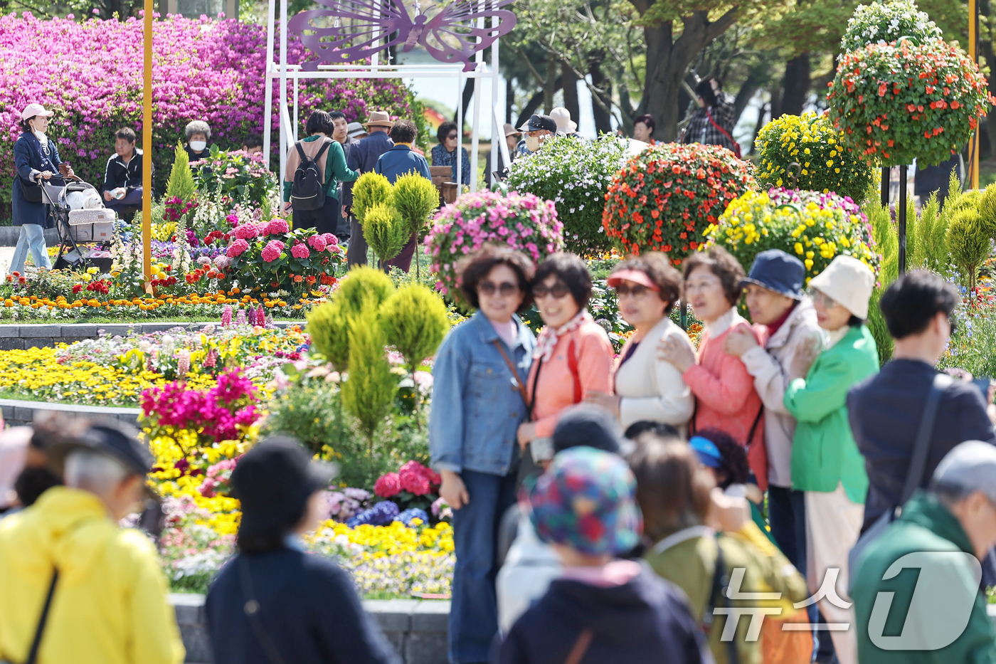 (고양=뉴스1) 민경석 기자 = 25일 오후 경기 고양시 일산동구 일산호수공원에서 열린 '2025 고양 국제꽃박람회'를 찾은 시민들이 봄나들이를 즐기고 있다.다음달 11일까지 열리 …