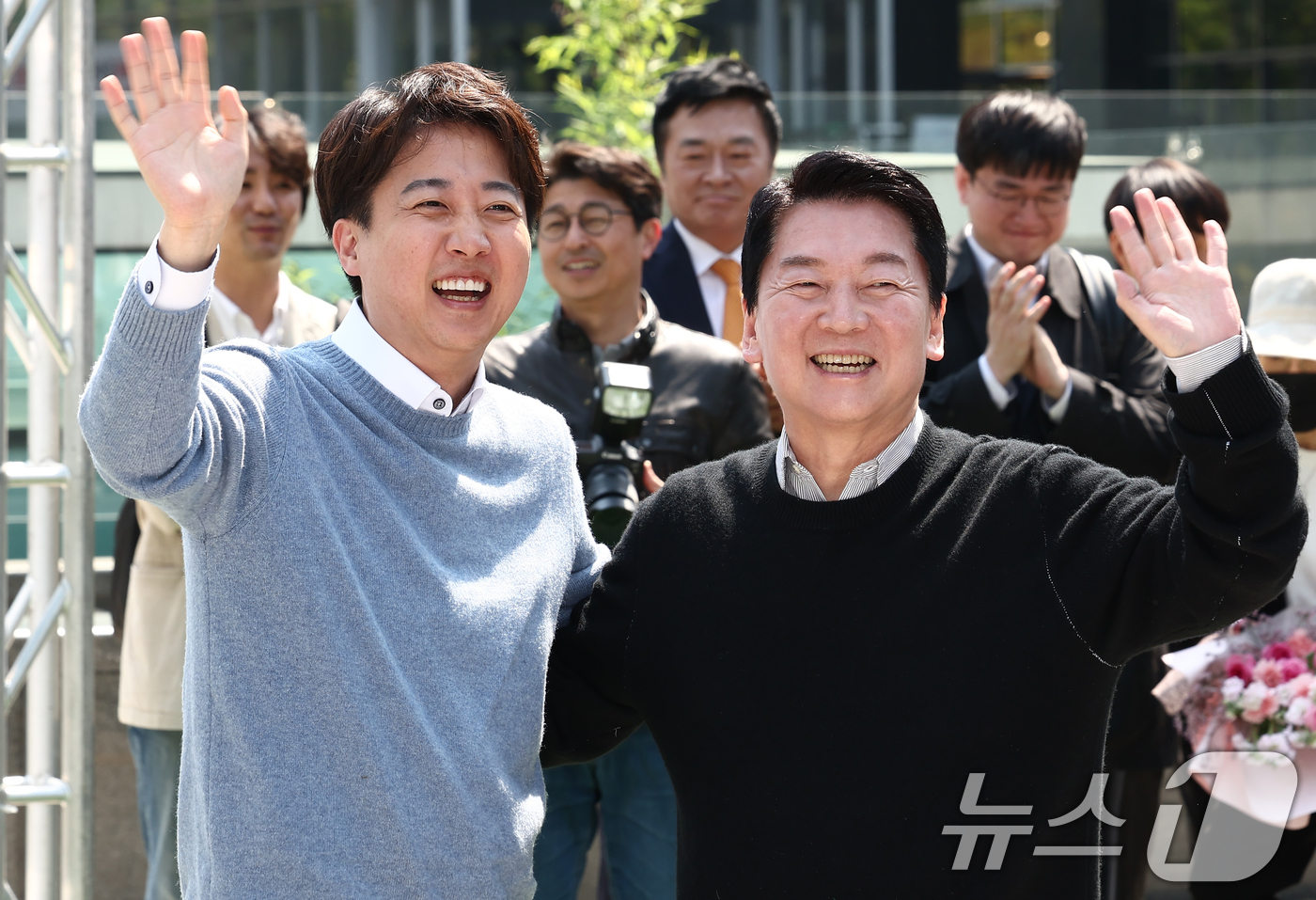 (성남=뉴스1) 김민지 기자 = 안철수 국민의힘 대선 경선 후보와 이준석 개혁신당 대선 후보가 25일 경기 성남시 판교역 인근 광장에서 열린 '미래를 여는 단비토크, Ai 기술패권 …