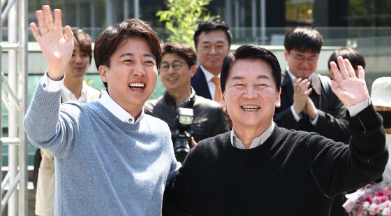 판교 시민들 향해 인사하는 안철수·이준석 후보