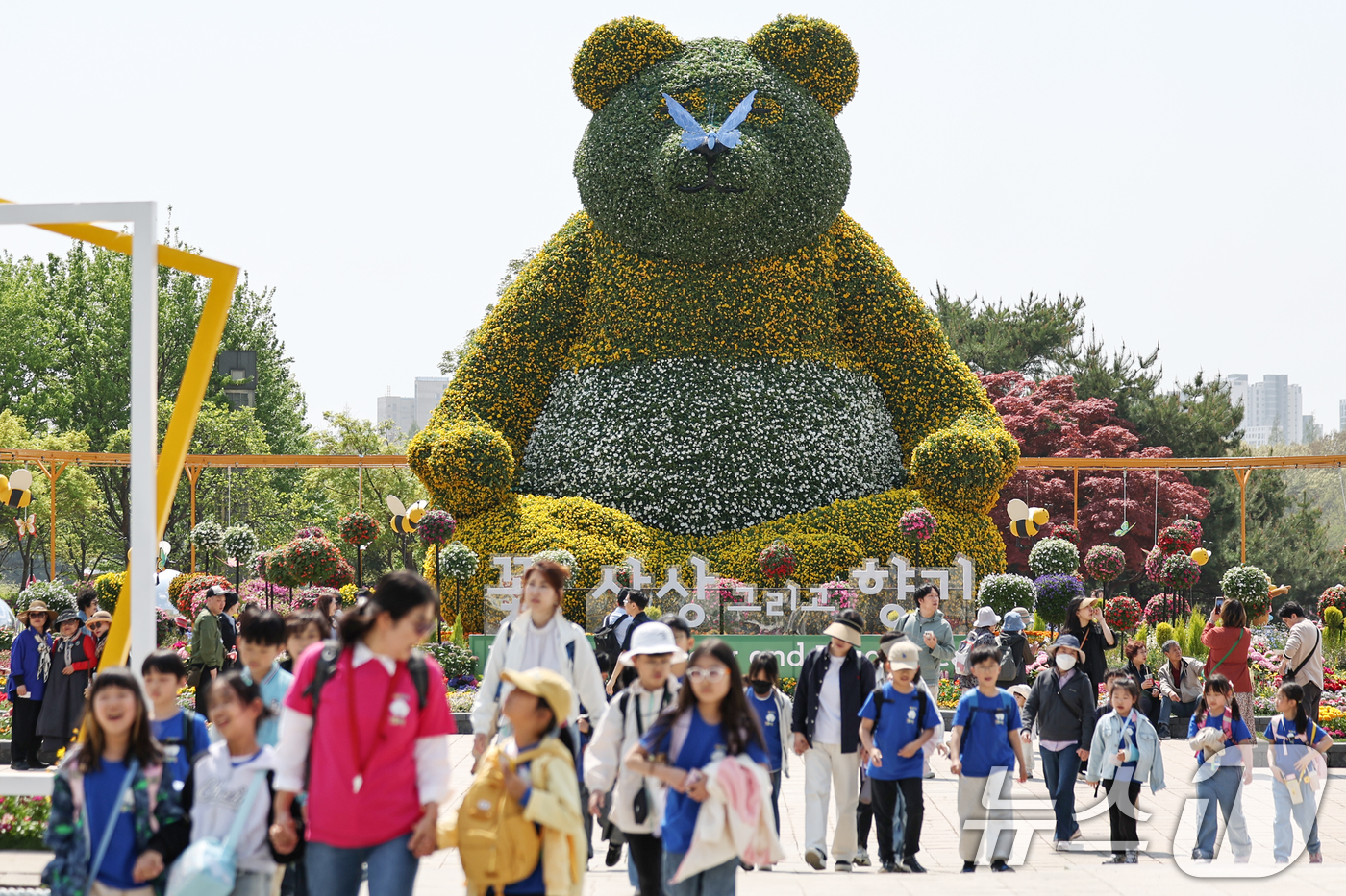 (고양=뉴스1) 민경석 기자 = 25일 오후 경기 고양시 일산동구 일산호수공원에서 열린 '2025 고양 국제꽃박람회'를 찾은 시민들이 봄나들이를 즐기고 있다.다음달 11일까지 열리 …