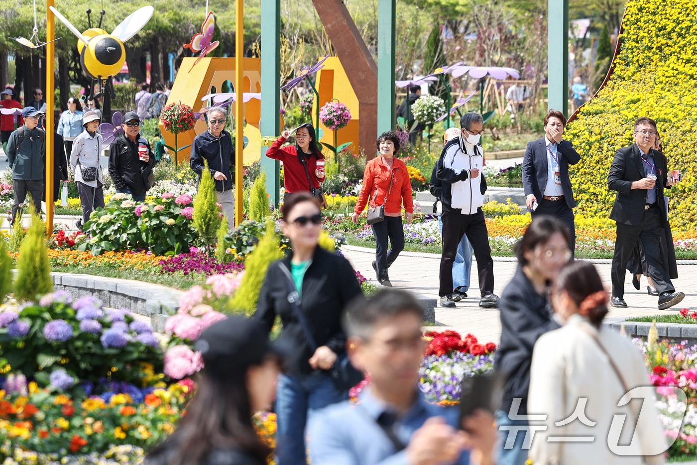 (고양=뉴스1) 민경석 기자 = 25일 오후 경기 고양시 일산동구 일산호수공원에서 열린 '2025 고양 국제꽃박람회'를 찾은 시민들이 봄나들이를 즐기고 있다.다음달 11일까지 열리 …