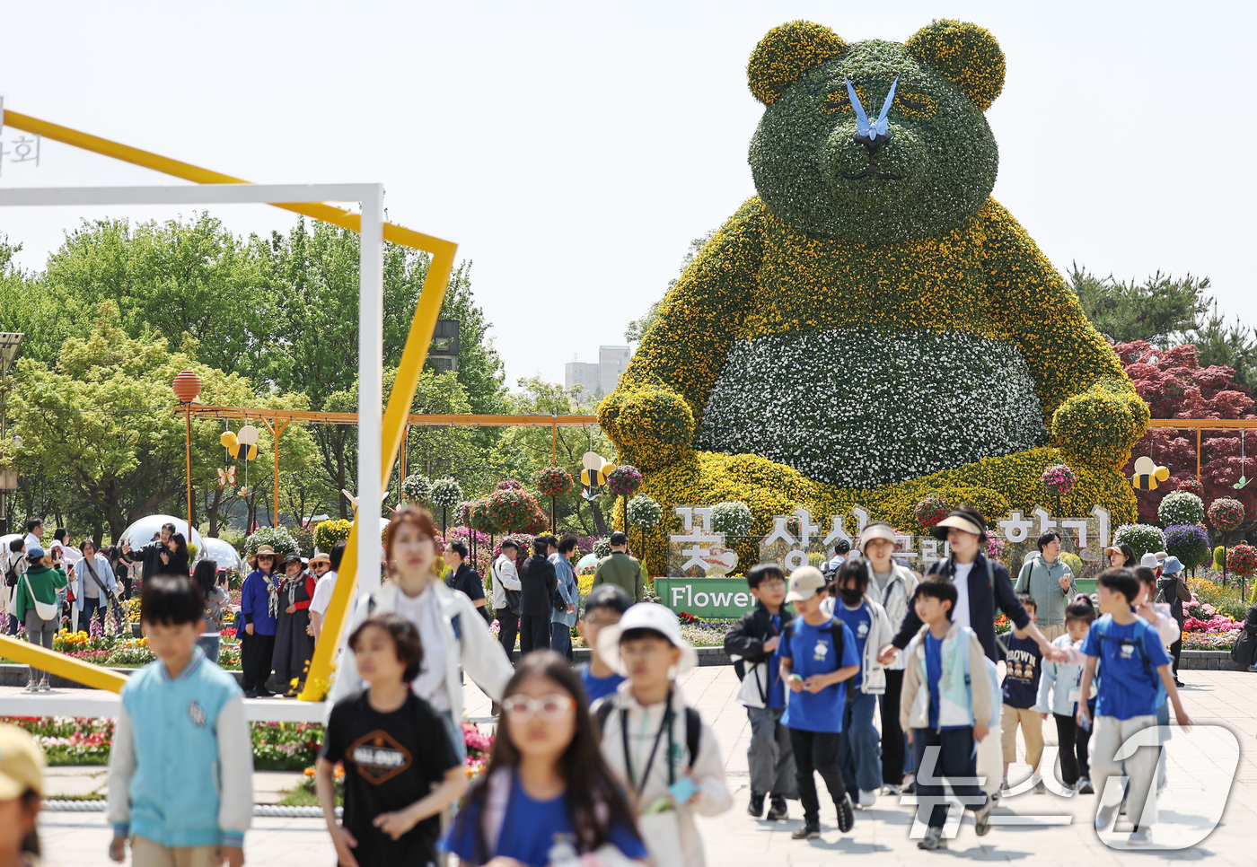 (고양=뉴스1) 민경석 기자 = 25일 오후 경기 고양시 일산동구 일산호수공원에서 열린 '2025 고양 국제꽃박람회'를 찾은 시민들이 봄나들이를 즐기고 있다.다음달 11일까지 열리 …