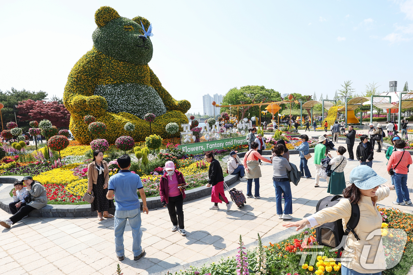 (고양=뉴스1) 민경석 기자 = 25일 오후 경기 고양시 일산동구 일산호수공원에서 열린 '2025 고양 국제꽃박람회'를 찾은 시민들이 봄나들이를 즐기고 있다.다음달 11일까지 열리 …