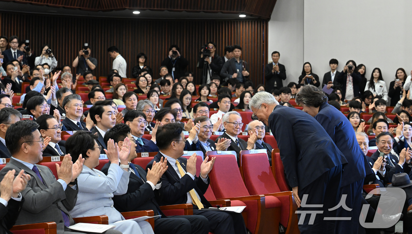 (서울=뉴스1) 안은나 기자 = 문재인 전 대통령과 김정숙 여사가 25일 서울 여의도 국회도서관에서 열린 4.27 판문점선언 7주년 기념식에 참석해 인사하고 있다.(공동취재)202 …