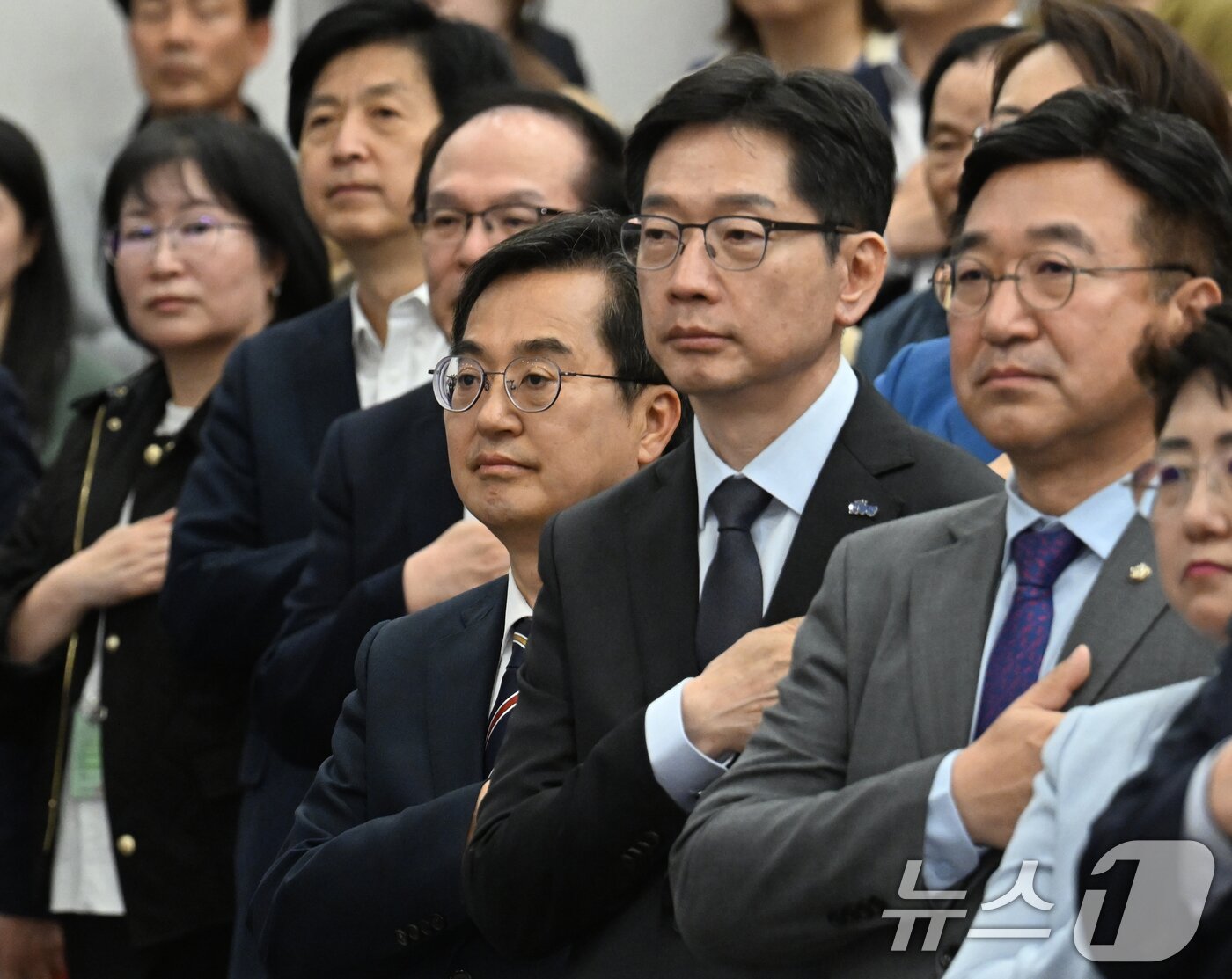 본문 이미지 - 김동연, 김경수 더불어민주당 대선 경선 후보가 25일 서울 여의도 국회도서관에서 열린 4·27 판문점선언 7주년 기념식에 참석해 국민의례를 하고 있다. &#40;공동취재&#41; 2025.4.25/뉴스1 ⓒ News1 안은나 기자
