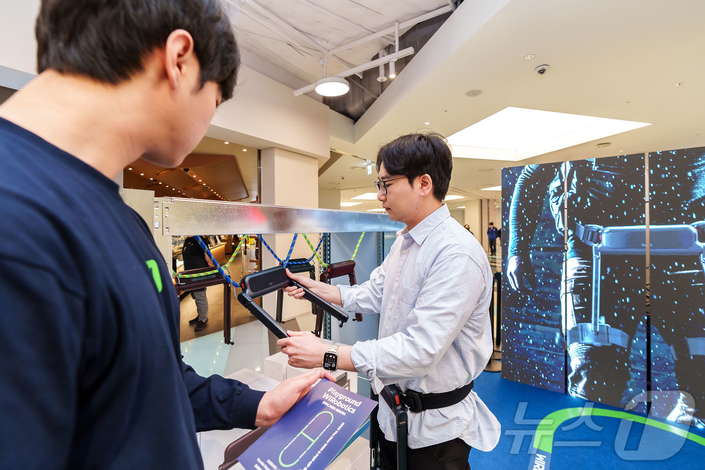 (서울=뉴스1) = 위로보틱스는 4월 25일부터 5월 1일까지 서울 양천구 현대백화점 목동점에서 ‘윔 S’(WIM S) 팝업스토어를 열었다.‘윔 S’는 장애인, 고령자 등 보행 약 …